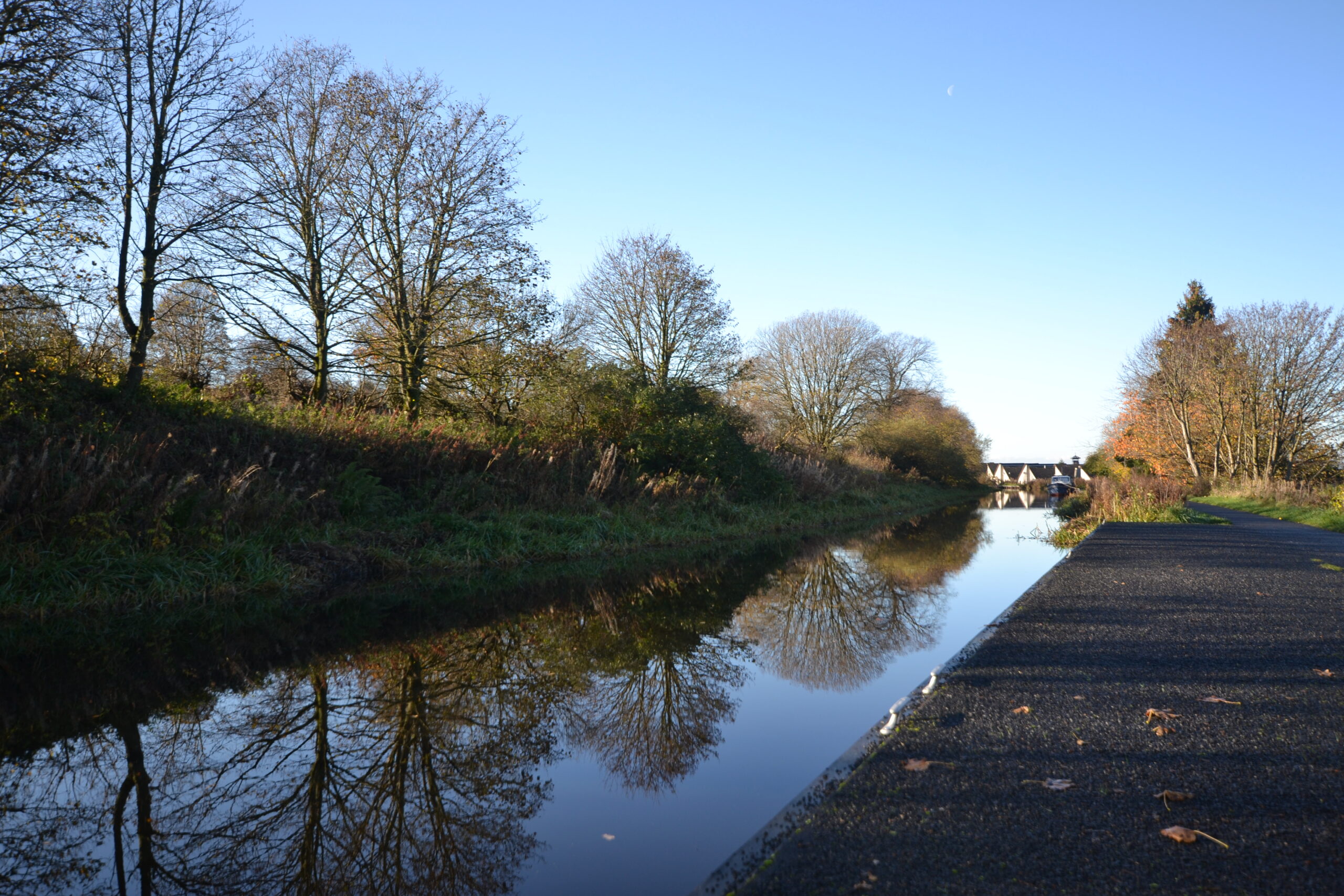 Union Canal Towpath into Linlithgow